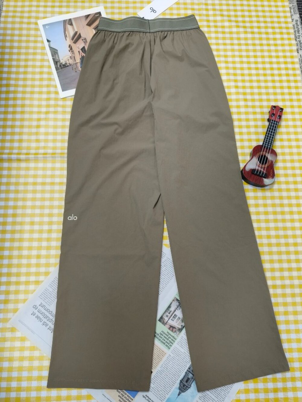 Alo Yoga Premium🧶Olive Pants - Suitable for all age (Regular Limited)✅ - Picture 2 of 5